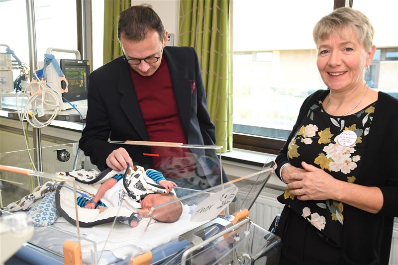 Minister Beke bezoekt vroeggeborenen in ziekenhuis