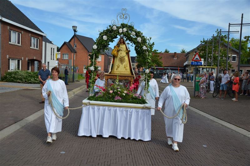 Morgen trekt in Viversel de Sacramentsprocessie