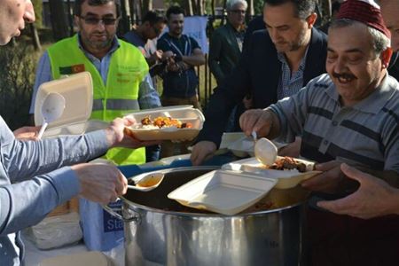 Moskeevereniging feest met vluchtelingen