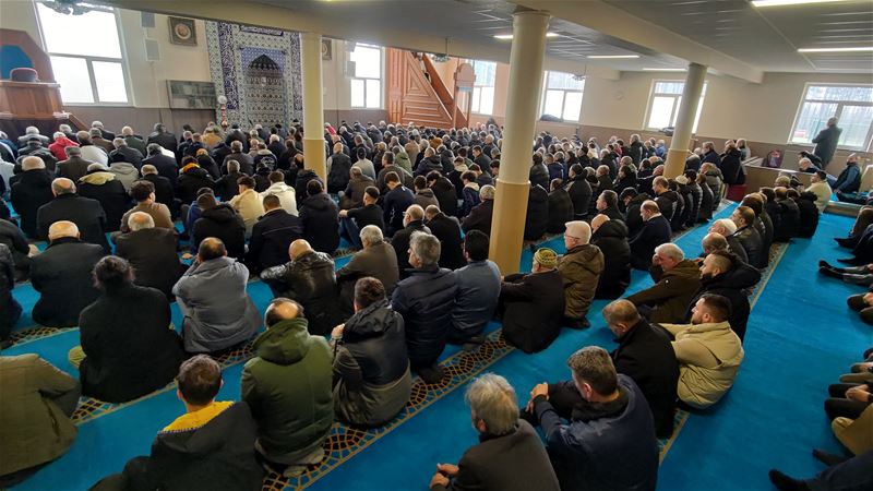 Moslims bidden massaal en zamelen € 30.000 in