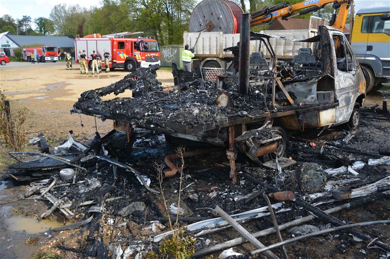 Motorhome brandt uit, man gewond, hond overleden