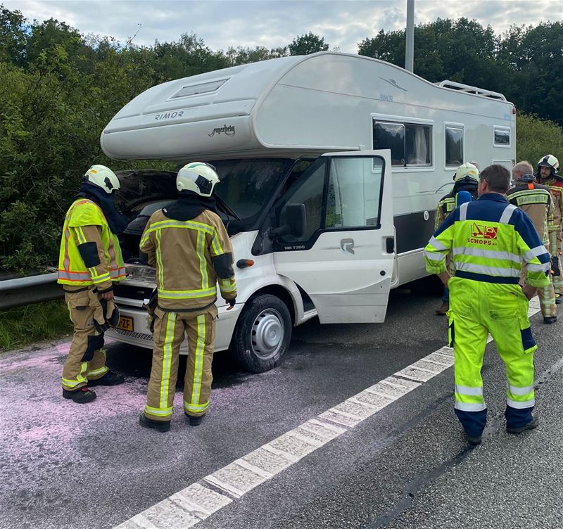 Motorhome vat vuur op de snelweg