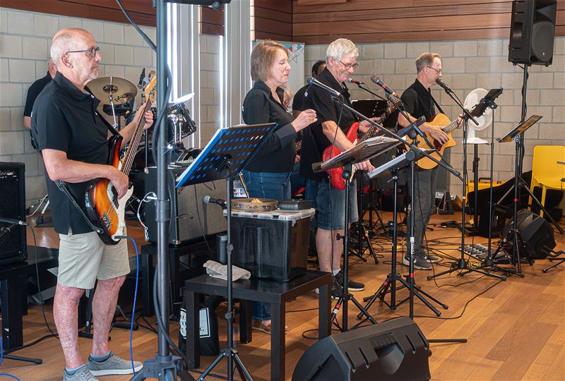 Muziek van The Mixties en bloemen voor Mariette