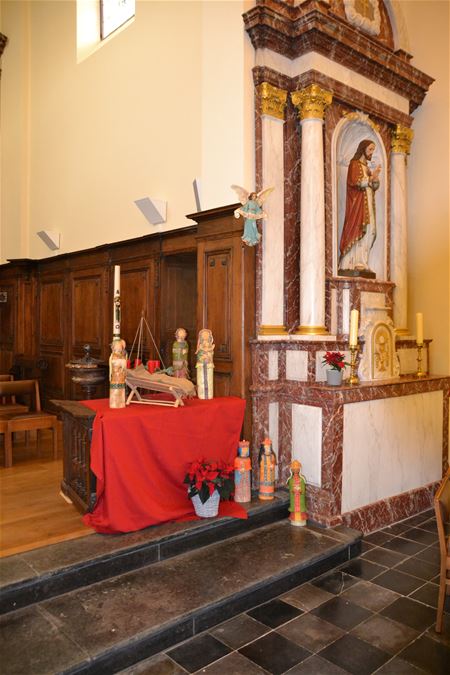 Oude kerstbeelden centraal in kerk Viversel