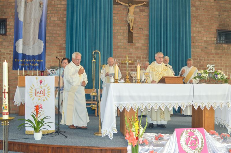 Volle kerk voor priesterjubileum pastoor Guido