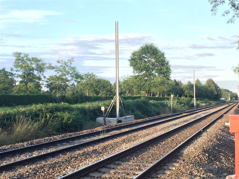 Palen worden geplaatst langs spoorweg