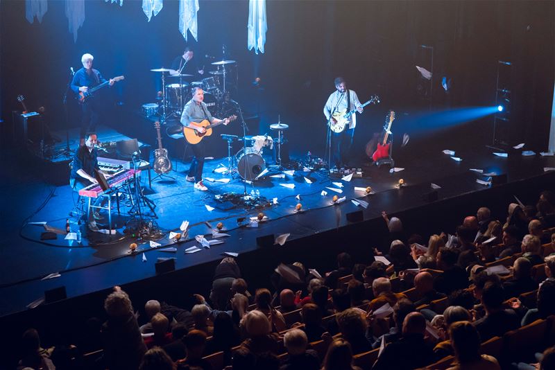 Papieren vliegers met verzoeknummers voor Yevgueni