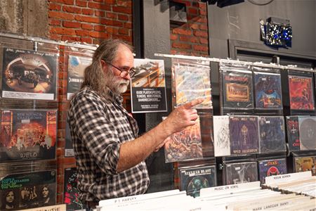 Platenbeurs in teken van metal en hoesontwerpen