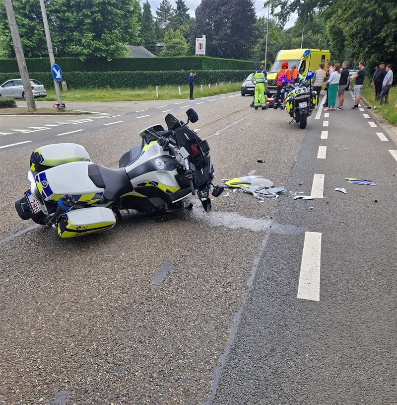 Politiemotard zwaargewond, aanrijder vlucht