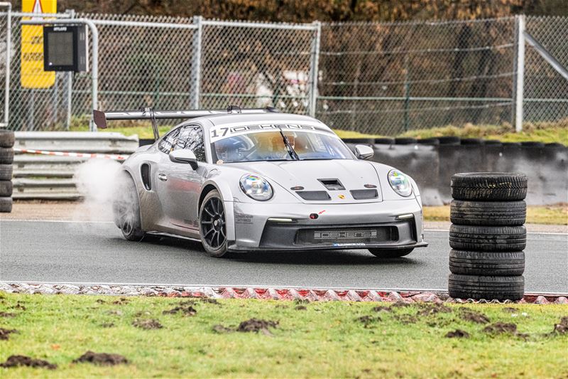 Rallywagens nemen circuit en paddock in