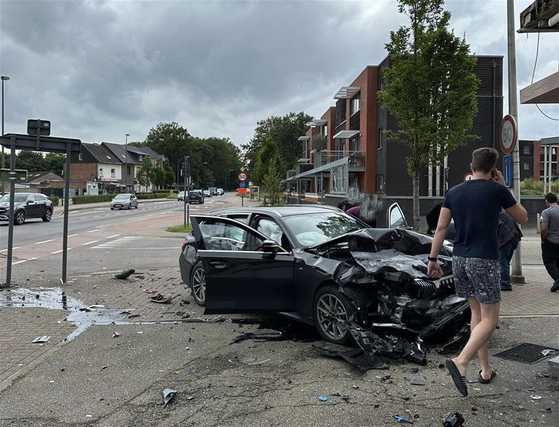 Ravage bij botsing tussen twee auto's