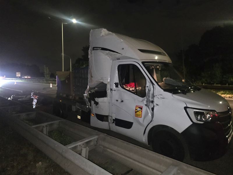 Ravage bij botsing tussen vracht- en bestelwagen