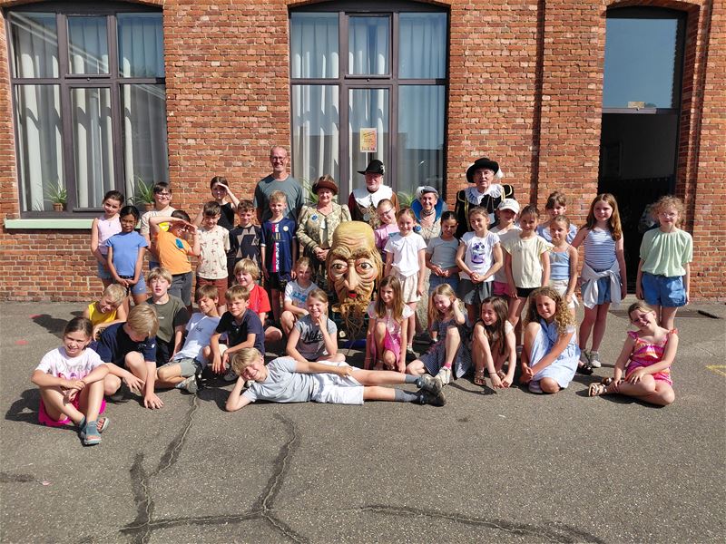 Reuzengilde op schoolbezoek in Bolderberg