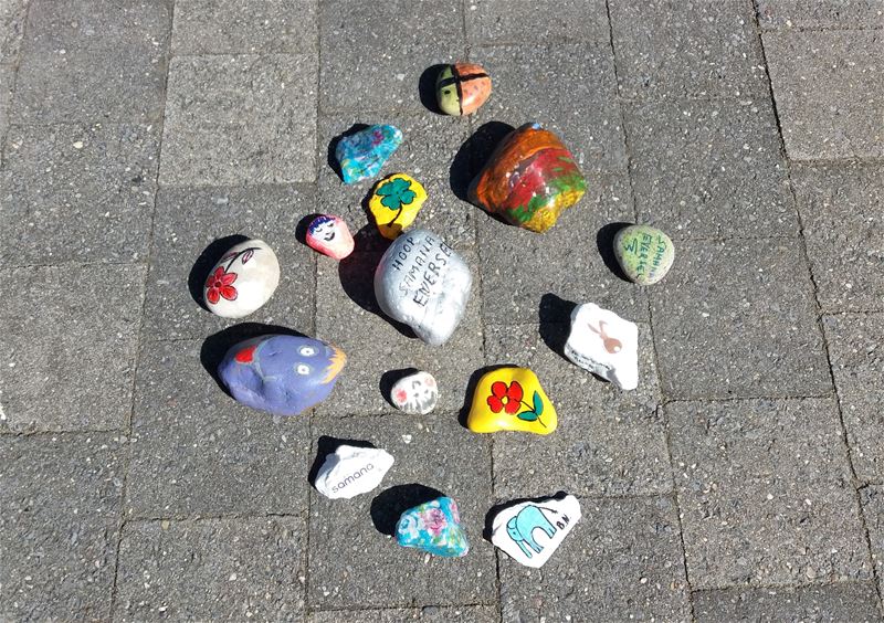 Samana Eversel verspreidt doodle-stones