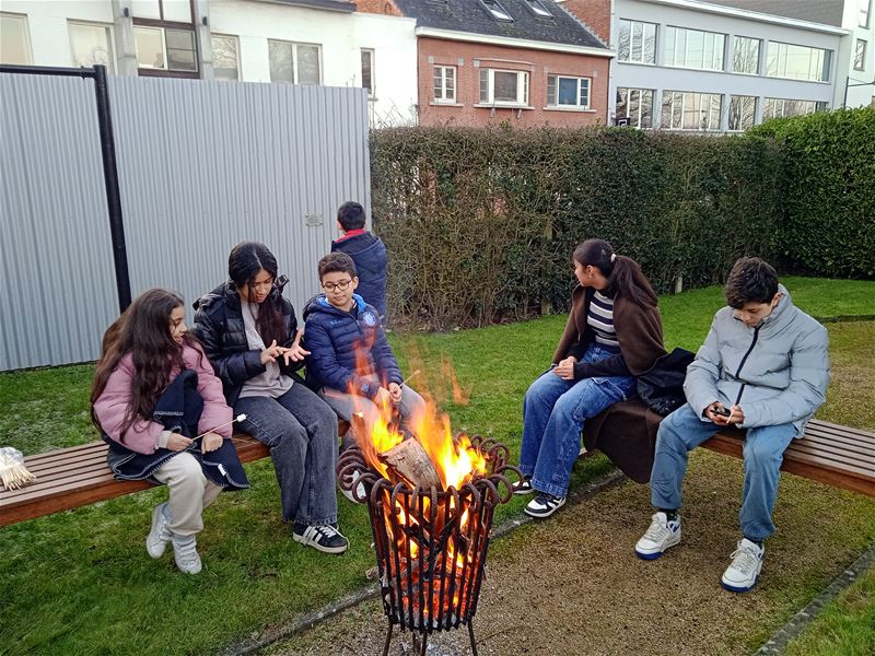 Samen rond het vuur in De Berentuin