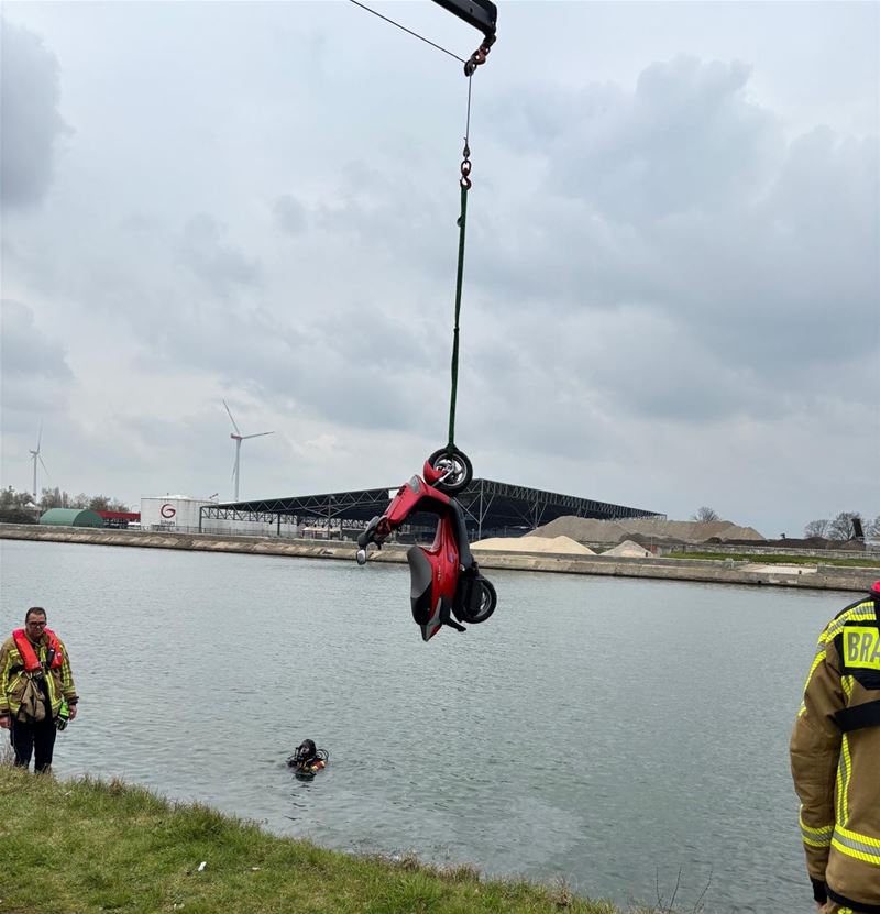 Scooter gebruikt bij explosie uit kanaal gehaald