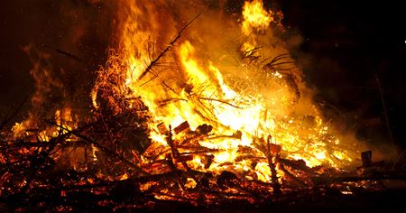 Scouts verbranden zaterdag de kerstbomen