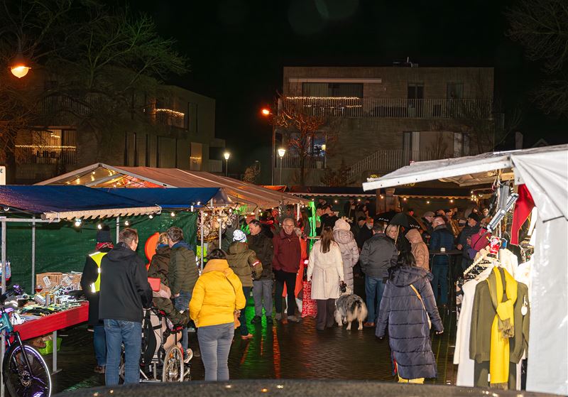 Sfeer ondanks de regen op Heusdense kerstmarkt