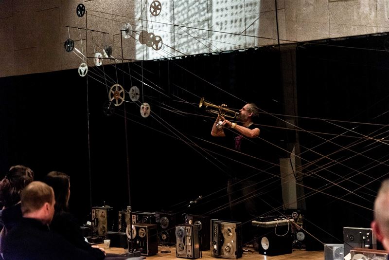 Trompet en een keten van bandopnemers