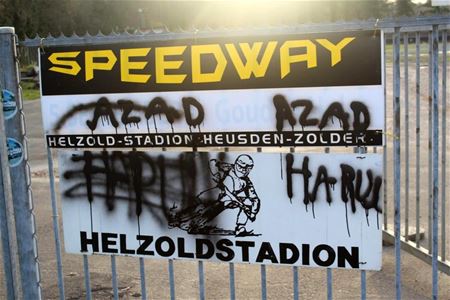 Vandalen spuiten graffiti op speedwayborden