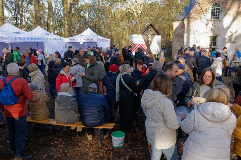 Veel deelnemers aan Winterborrelwandeling