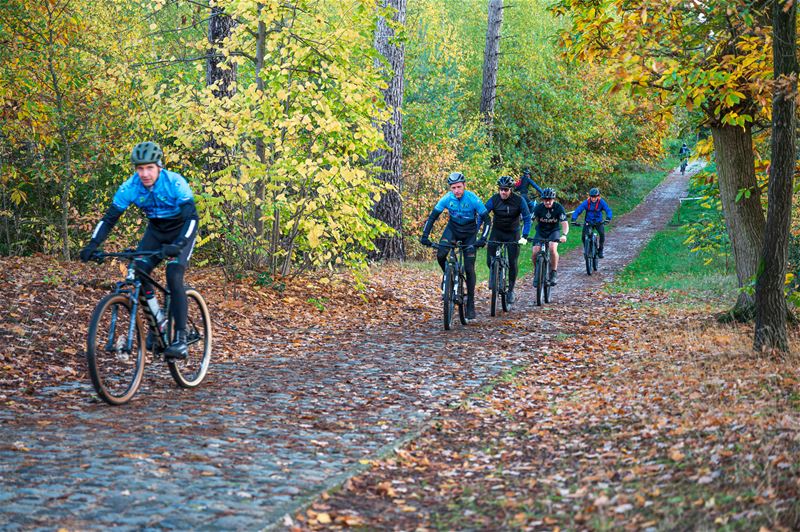 Veel mountain- en gravelbikers aan De Veen