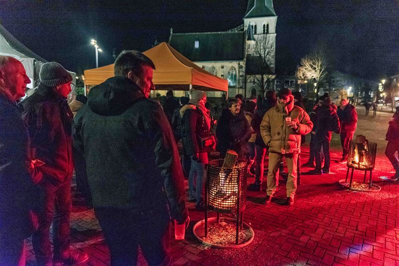 Veel volk om te klinken op het nieuwe jaar