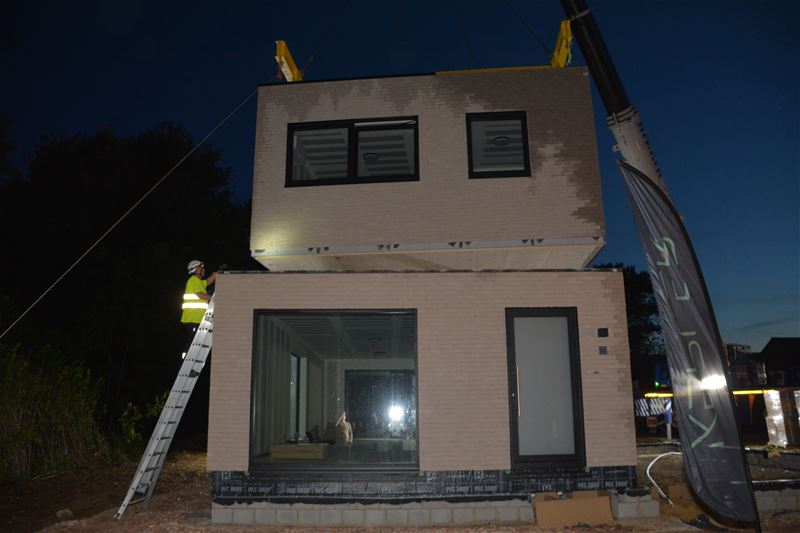 Vijf afgewerkte huizen in één nacht