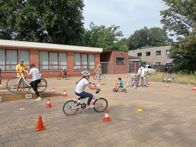 Vincentius leert kinderen veilig fietsen