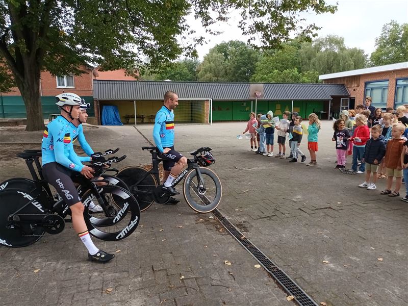 Viversel: Leerlingen zingen voor Campenaerts en co