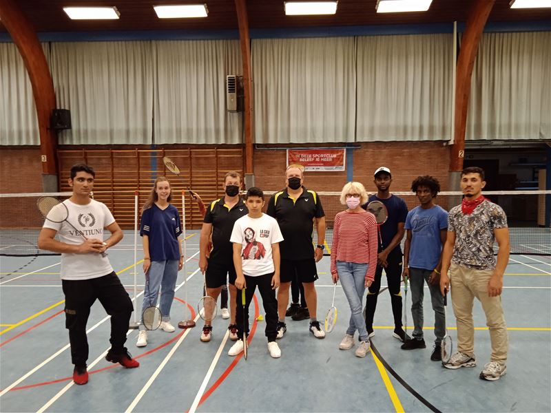 Vluchtelingen maken kennis met badminton