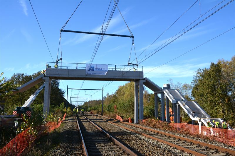 Voetgangersbrug aan Beringerheide is geplaatst