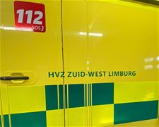 Vrouw botst met fiets tegen paaltje