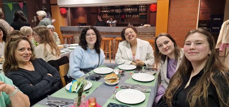 Vrouwen kwamen samen op een iftar rond verbinding