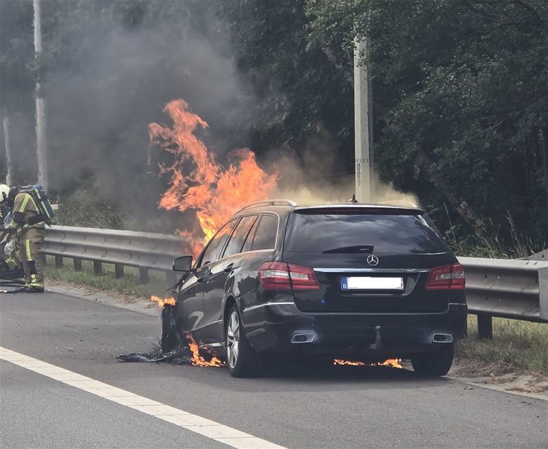 Wagen  in brand bij afrit 27 op E314
