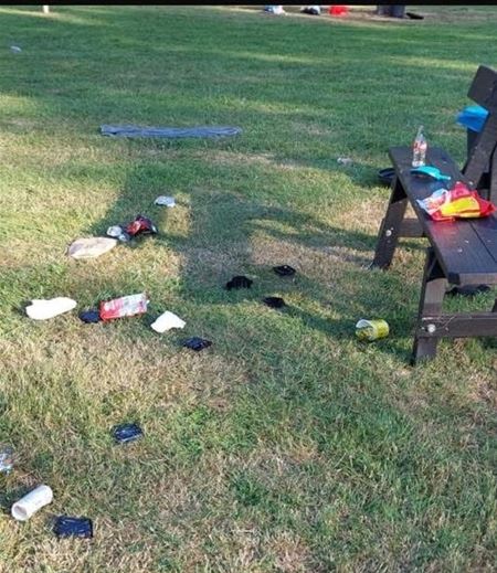 Zwembadbezoekers dumpen hun afval op de grond