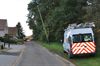 houten-elektriciteitspaal-dreigt-te-vallen
