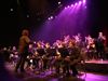 een-podium-gevuld-met-musici