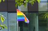 regenboogvlag-wappert-aan-gemeentehuis