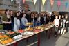 team-tien-voor-taal-serveert-ontbijtbuffet