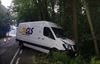 bestelwagen-belandt-tegen-boom