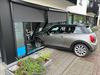 auto-rijdt-binnen-bij-tandarts-enorme-ravage