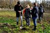 kinderen-planten-kamperfoelie-op-bovy
