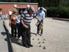 Senioren kampen op de petanquebaan