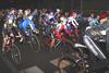 Massa fietsers en skeelers voor nieuwe verlichting