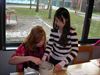 Kinderen maken cupcakes in 't Klim-Op-Ke
