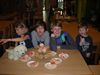 Kinderen maken cupcakes in 't Klim-Op-Ke