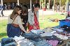 Leerlingen verkopen kleren voor India