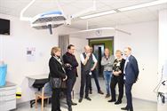 Minister Beke bezoekt vroeggeborenen in ziekenhuis