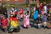 Jonge carnavalisten op straat in Eversel